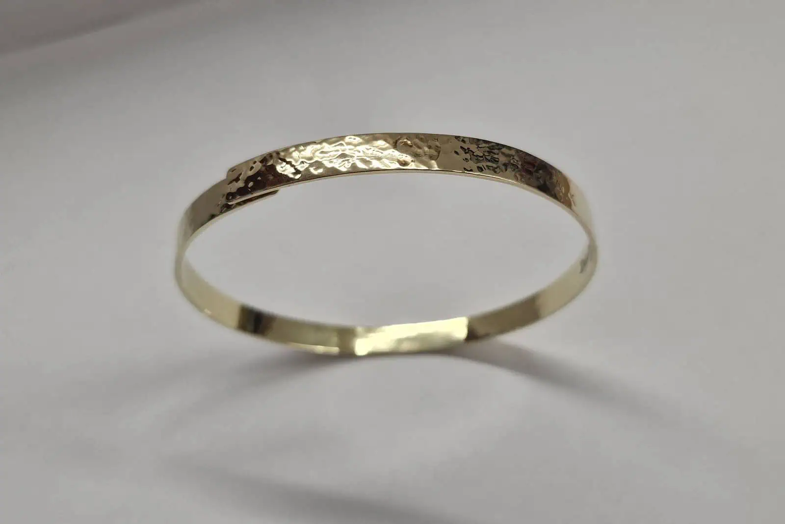 Handgesmede geelgouden klemarmband