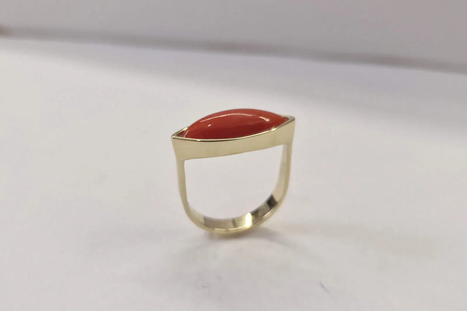 Handgesmede geelgouden ring met bloedkoraal