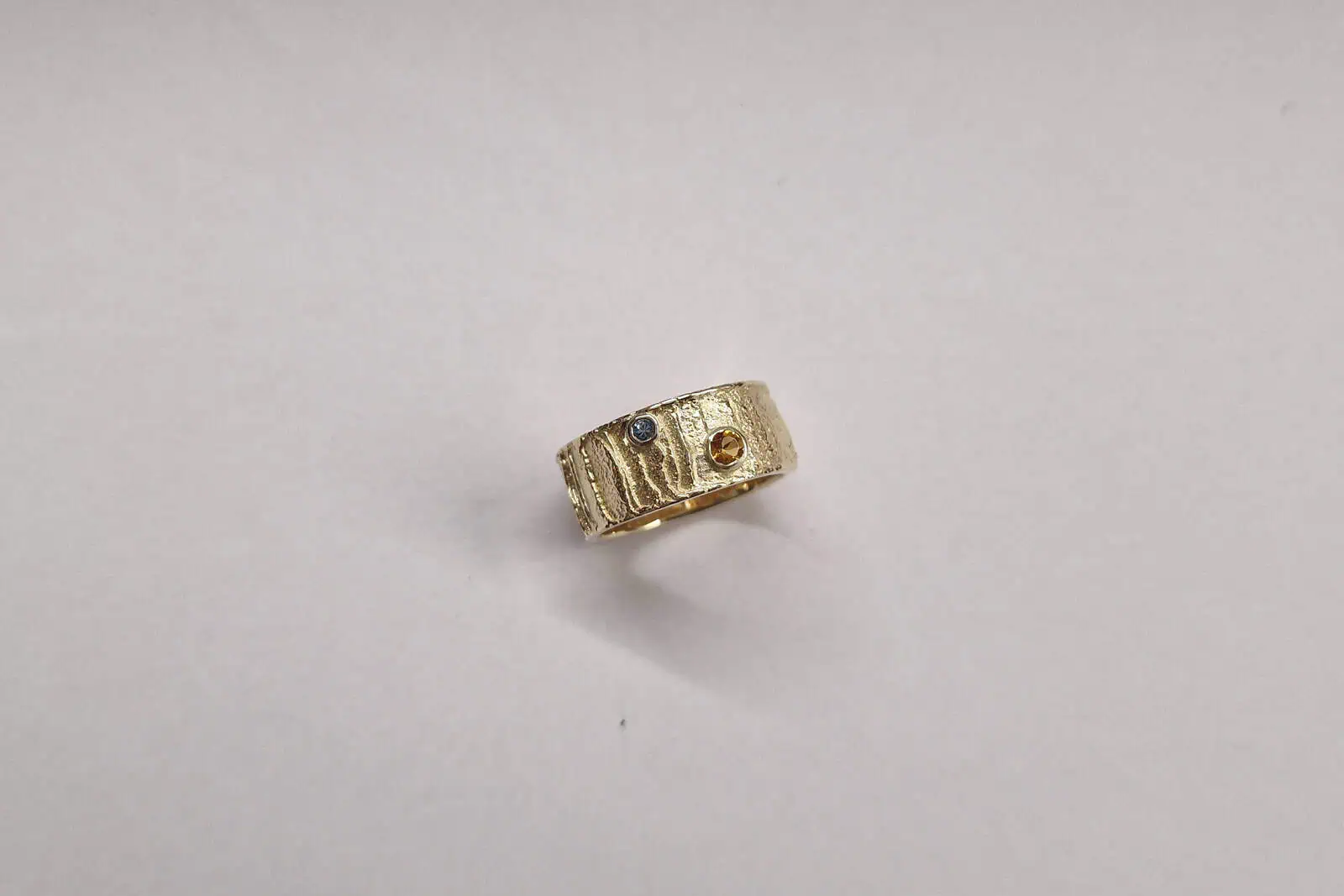 Handgesmede geelgouden ring met citrien en aquamarijn