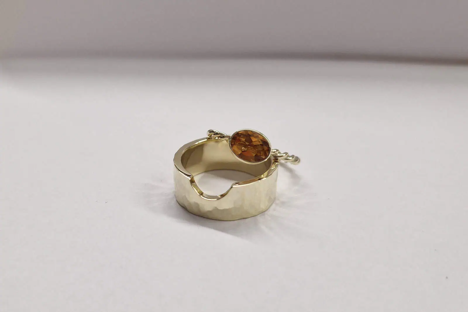 Handgesmede geelgouden ring met citrien