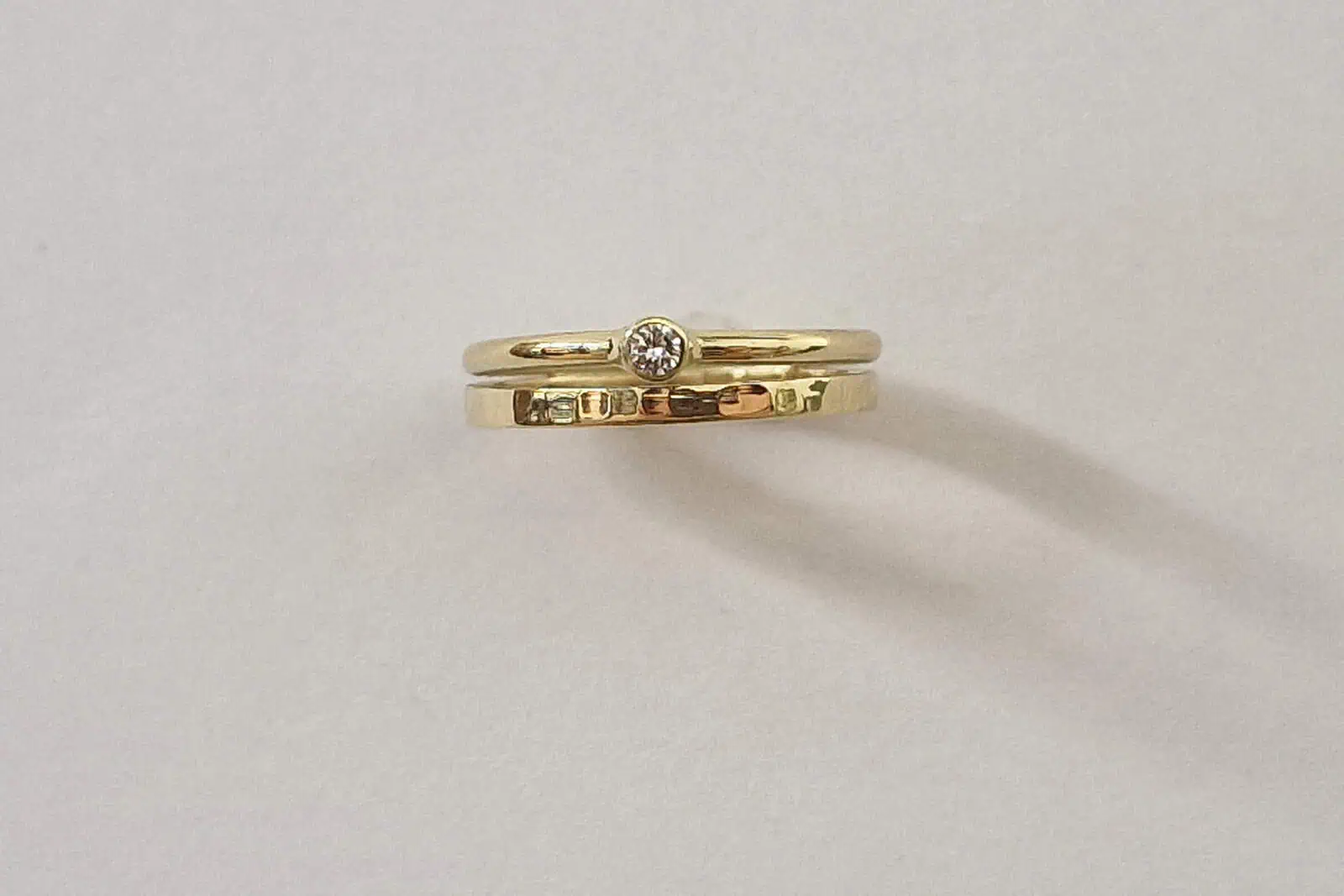 Handgesmede geelgouden ring met diamant