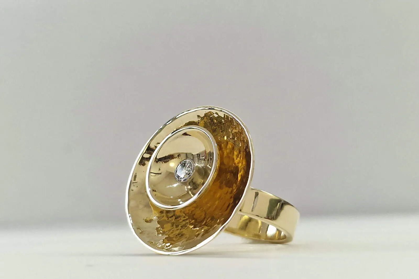Handgesmede geelgouden ring met diamant