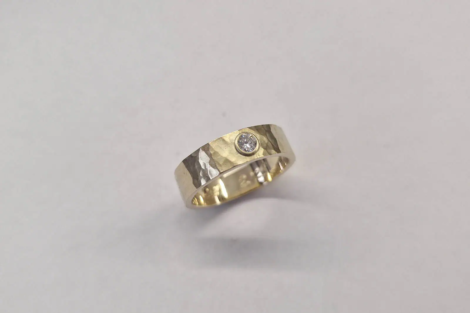 Handgesmede geelgouden ring met diamant