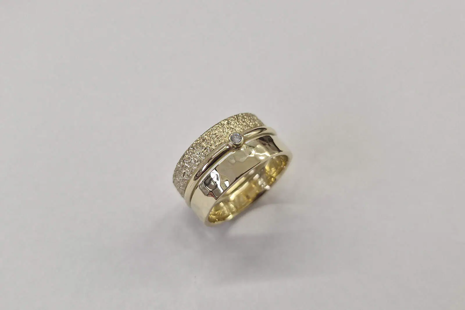 Handgesmede geelgouden ring met diamant