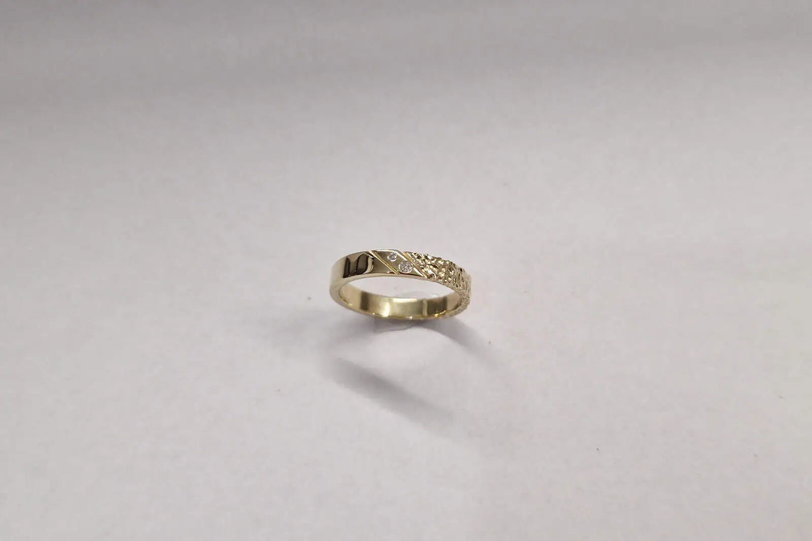 Handgesmede geelgouden ring met diamant