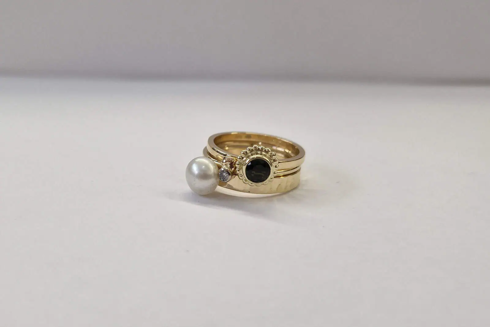 Handgesmede geelgouden ringen met parel, toermalijn en diamant
