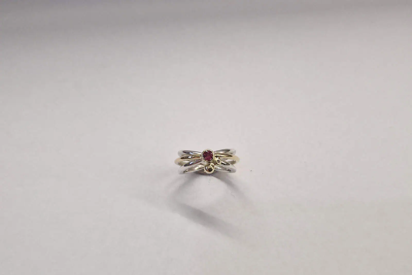 Handgesmede zilveren met gouden ring met toermalijn en diamant