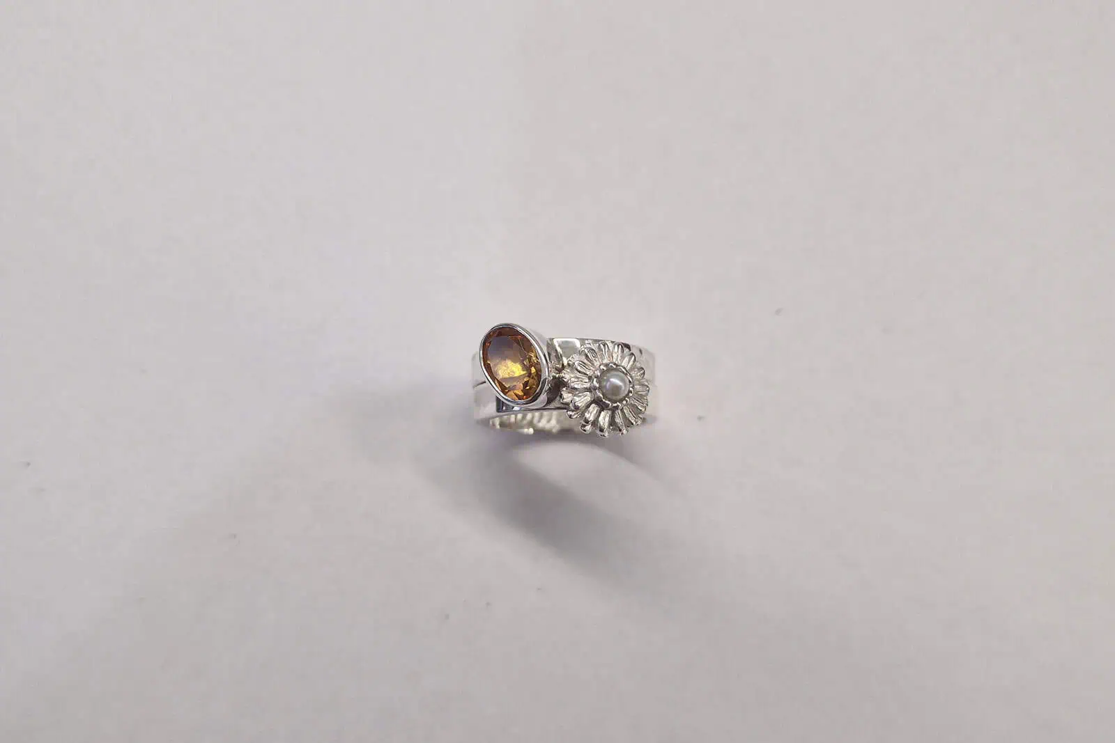 Handgesmede zilveren ring met citrien en parel
