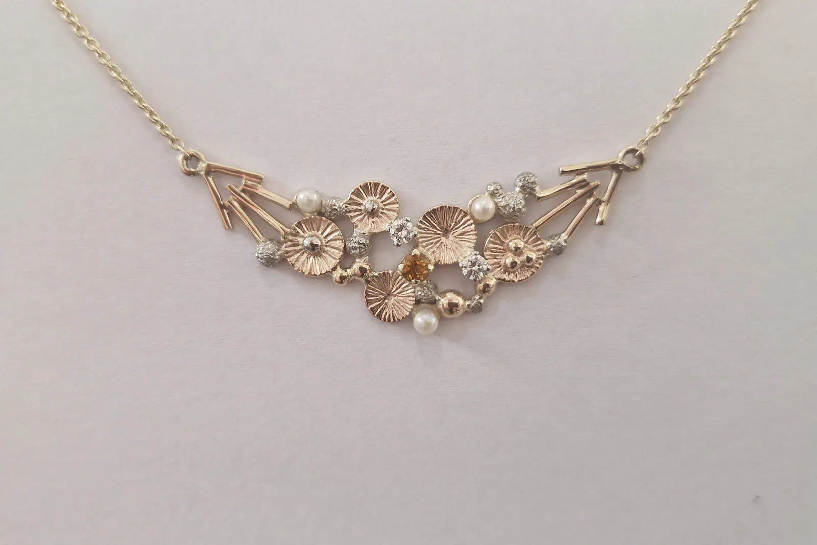 Handgesmeed geel met witgouden collier, bezet met diamant, parels en citrien