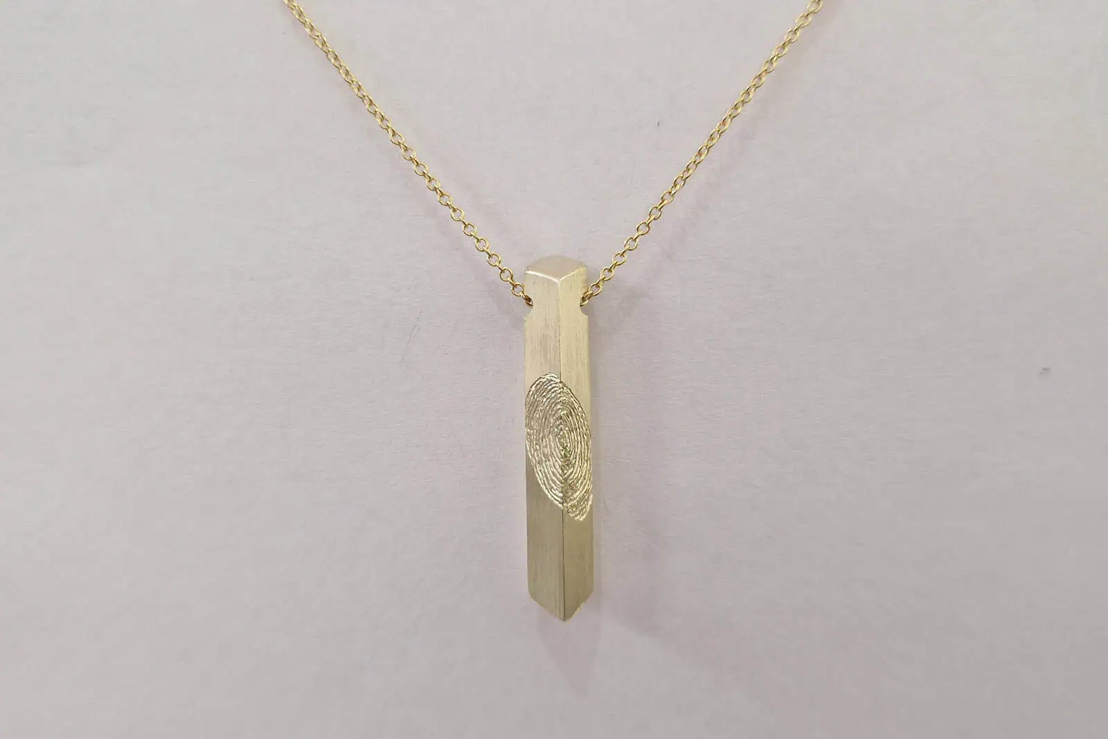Geelgouden As-hanger met vingerafdruk, voorzijde