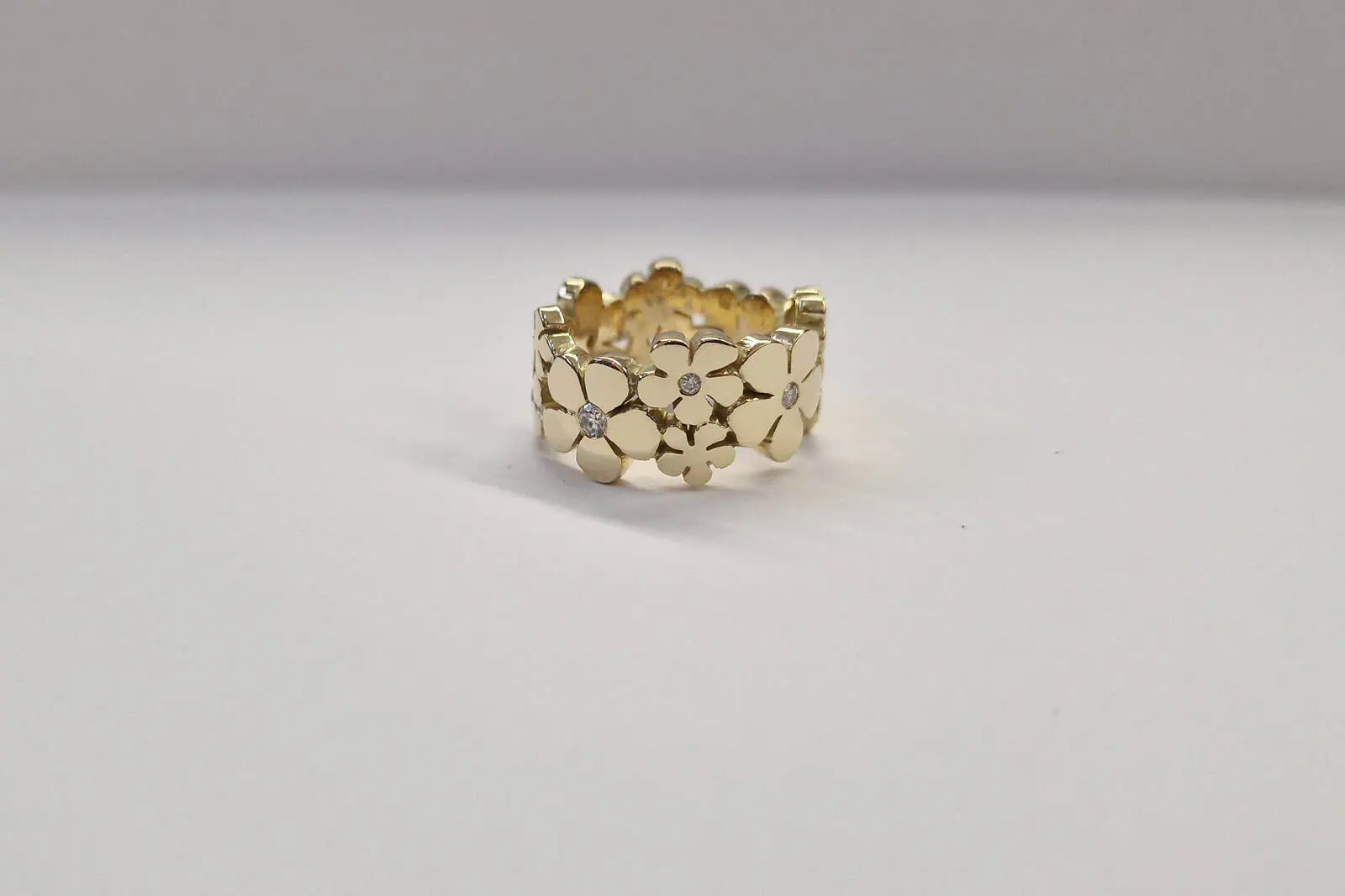 Geelgouden ring met bloemmotief en diamantjes