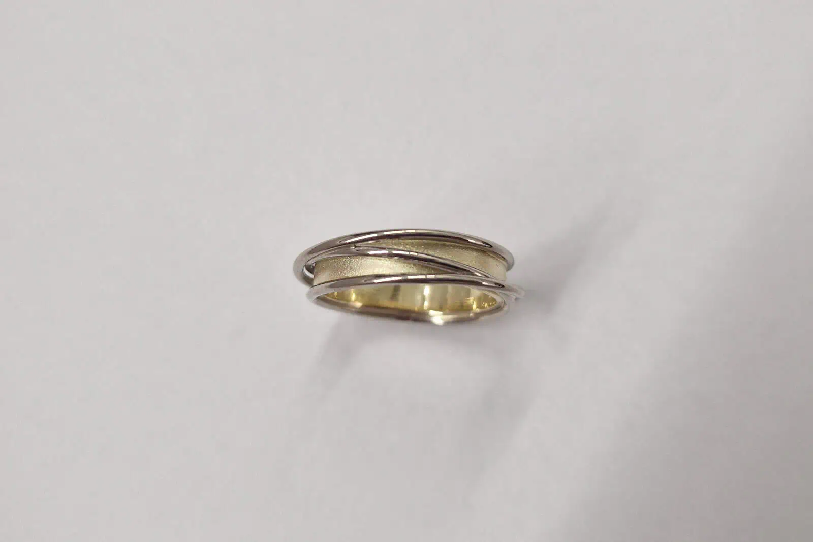 Handgesmede geel met witgouden ring