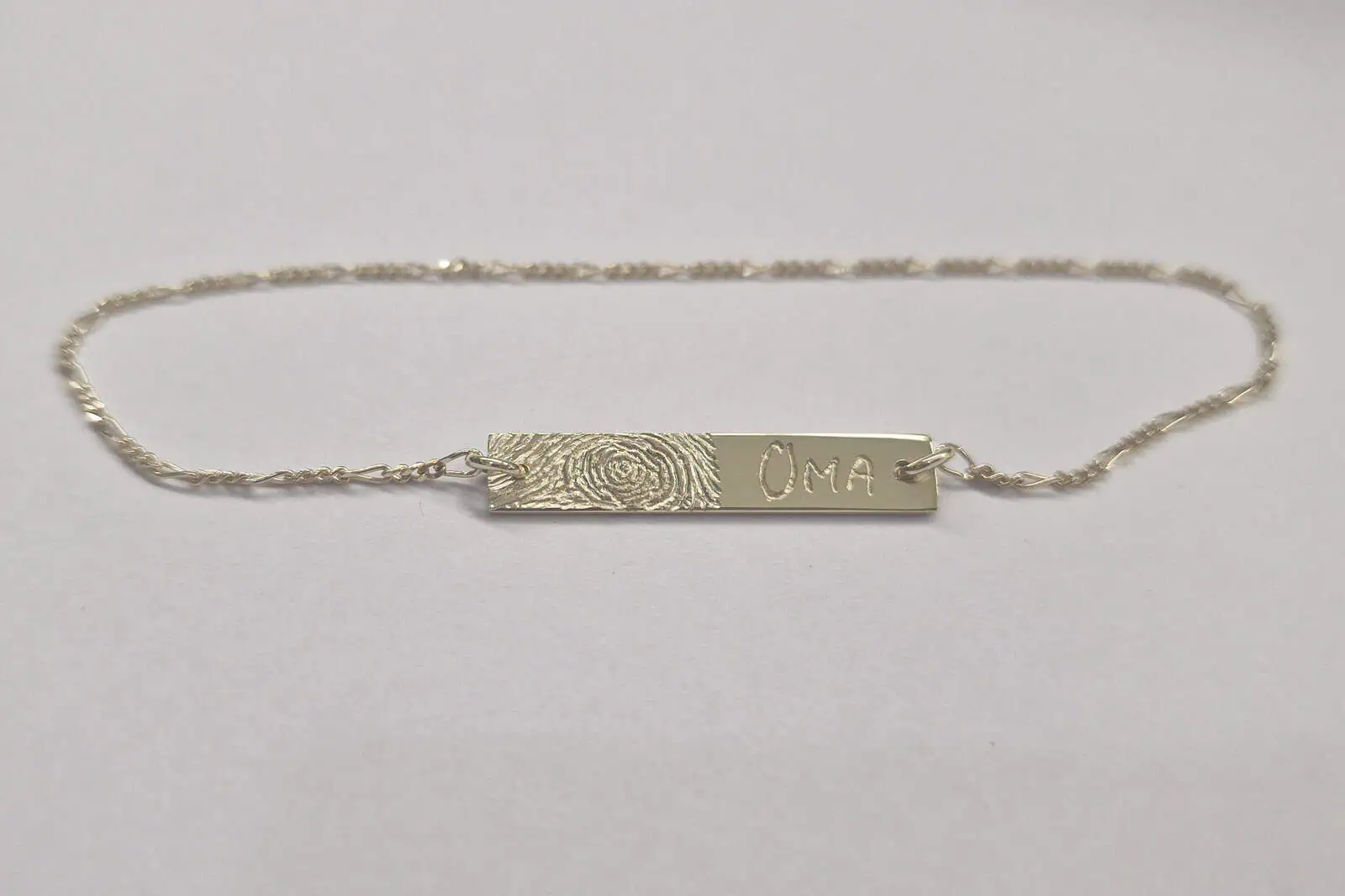 Handgesmede geelgouden armband met vingerafdruk en gravure in eigen handschrift