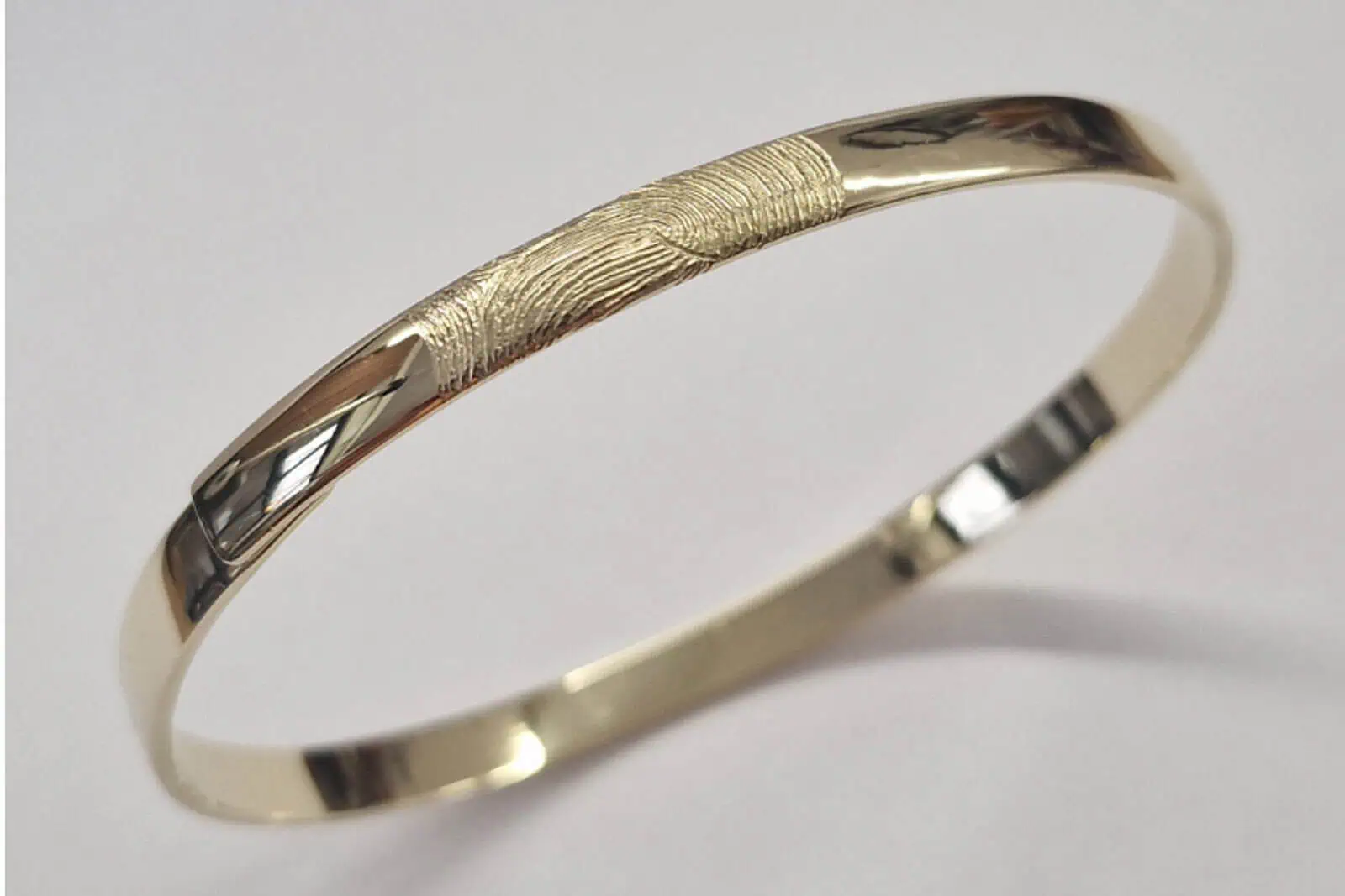 Handgesmede geelgouden armband met vingerafdruk