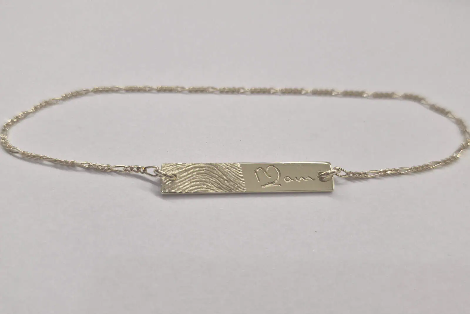 Handgesmede geelgouden armbandje met vingerafdruk en gravure in eigen handschrift