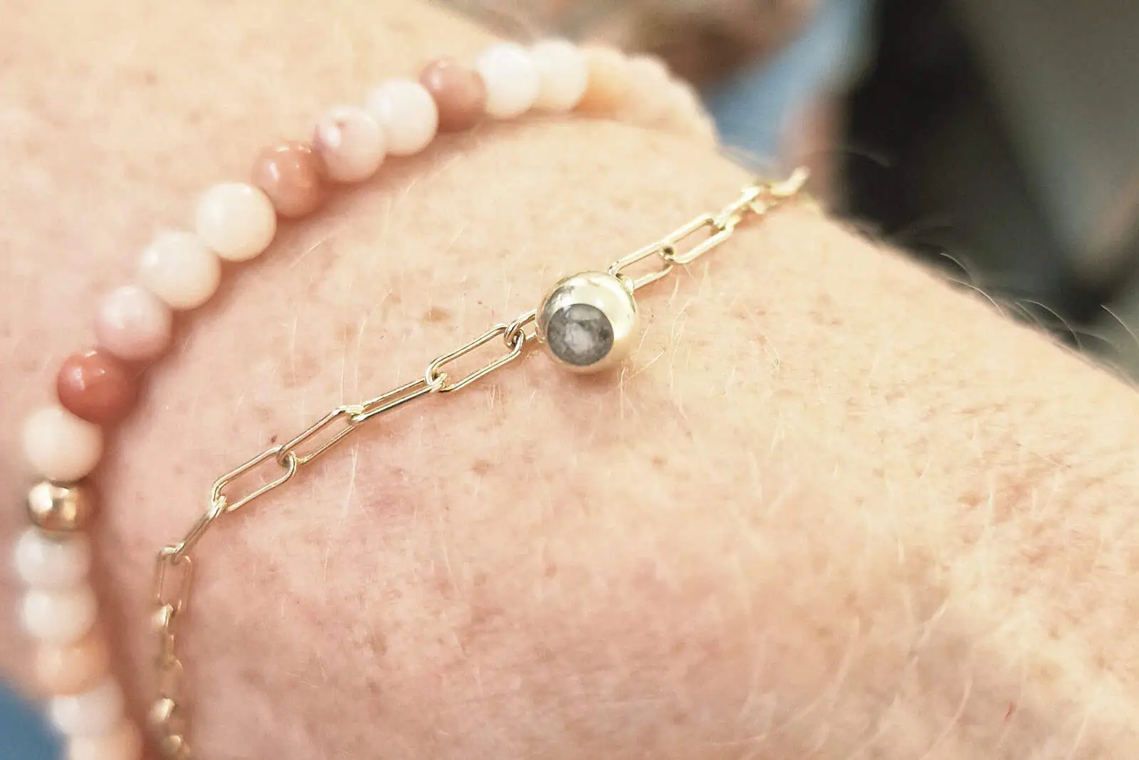Handgesmede geelgouden close-for-ever armbandje met as
