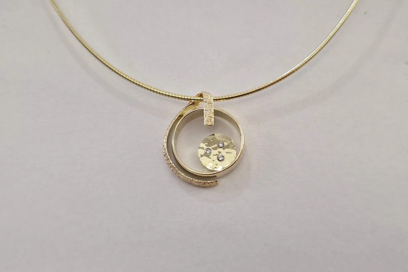 Handgesmede geelgouden hanger met diamant