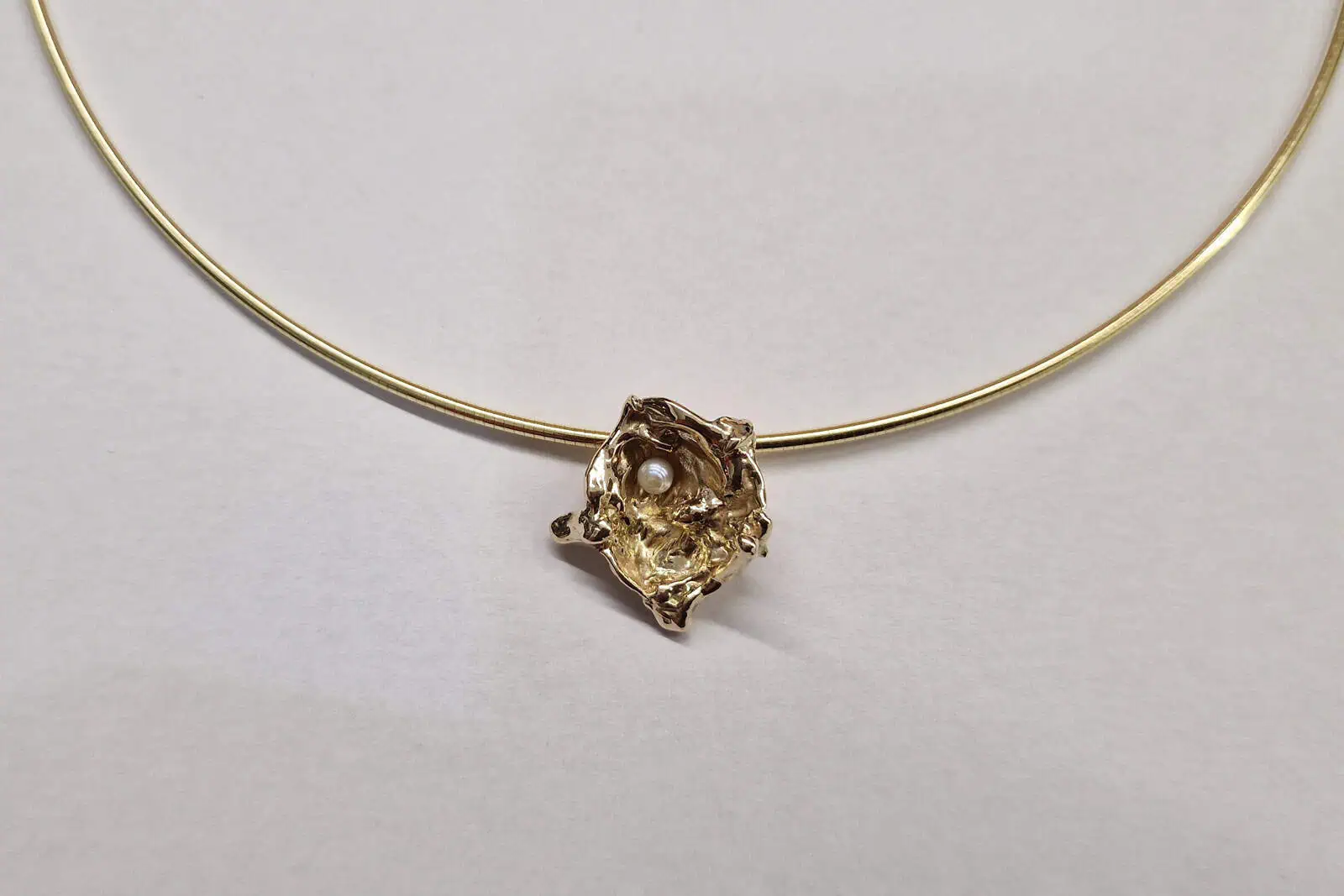 Handgesmede geelgouden hanger met parel
