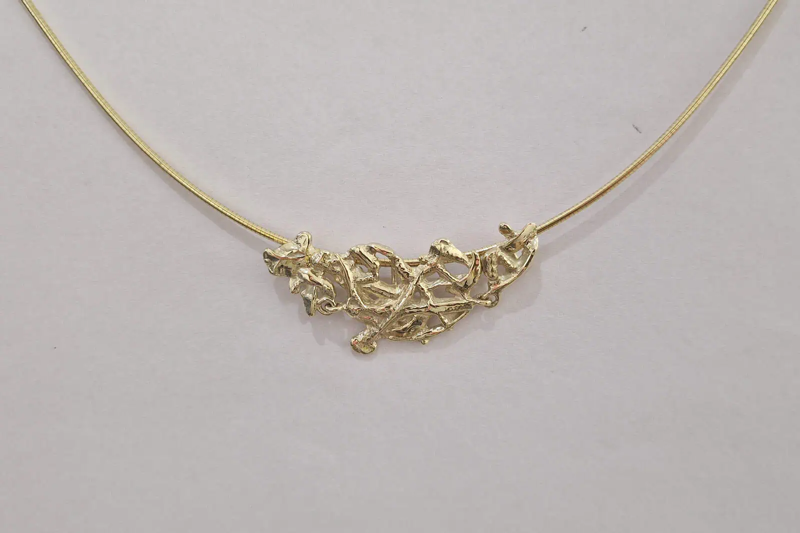 Handgesmede geelgouden hanger