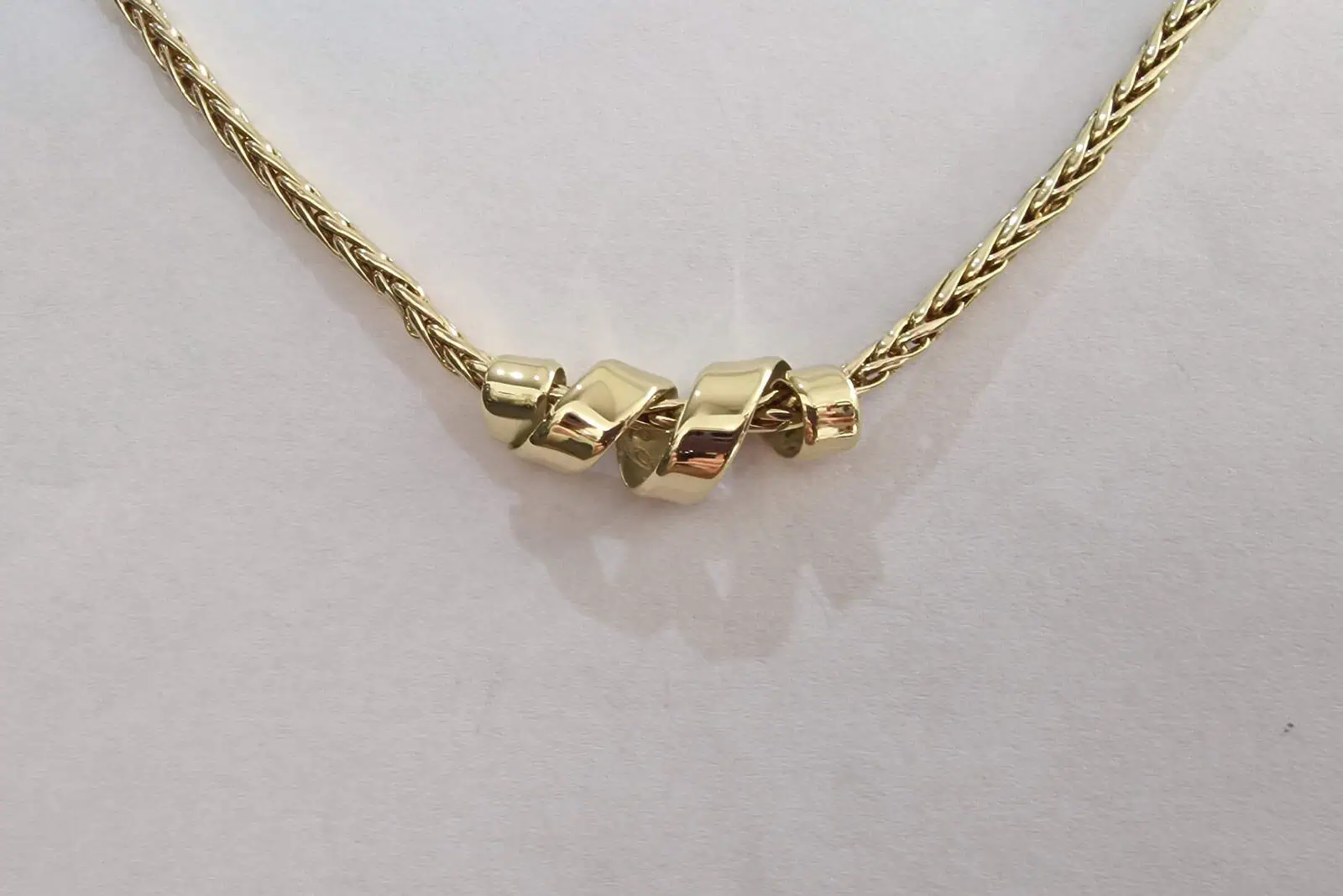 Handgesmede geelgouden hanger