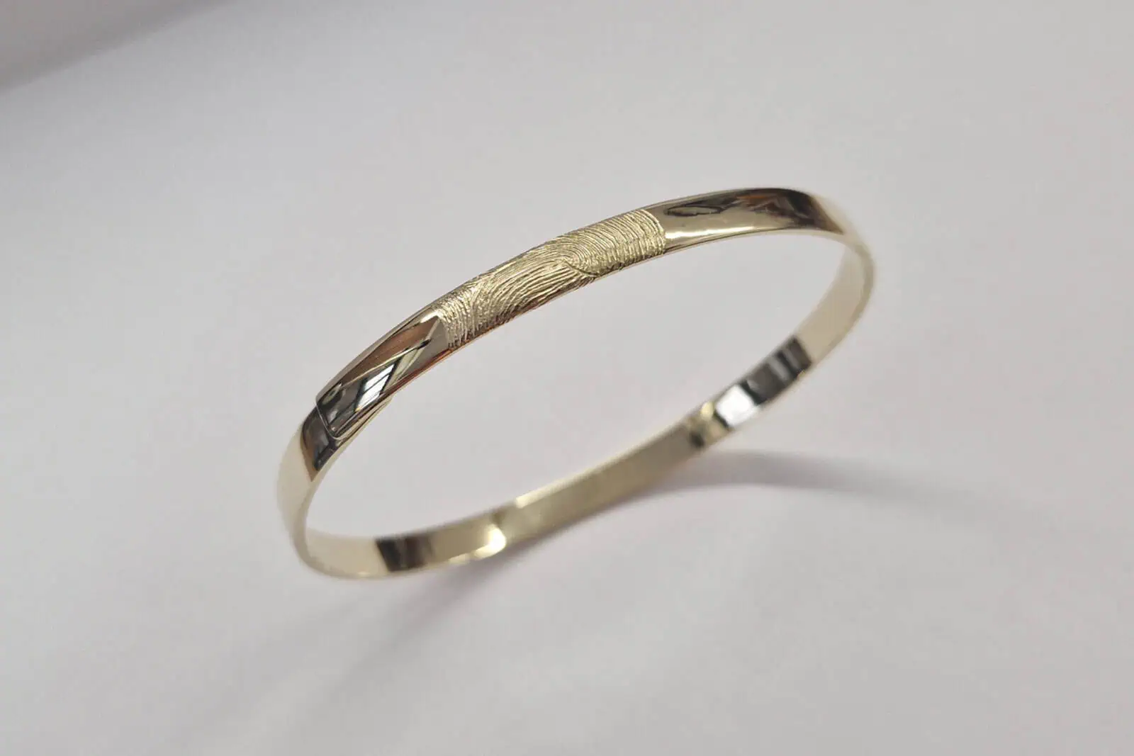Handgesmede geelgouden klemarmband met vingerafdruk