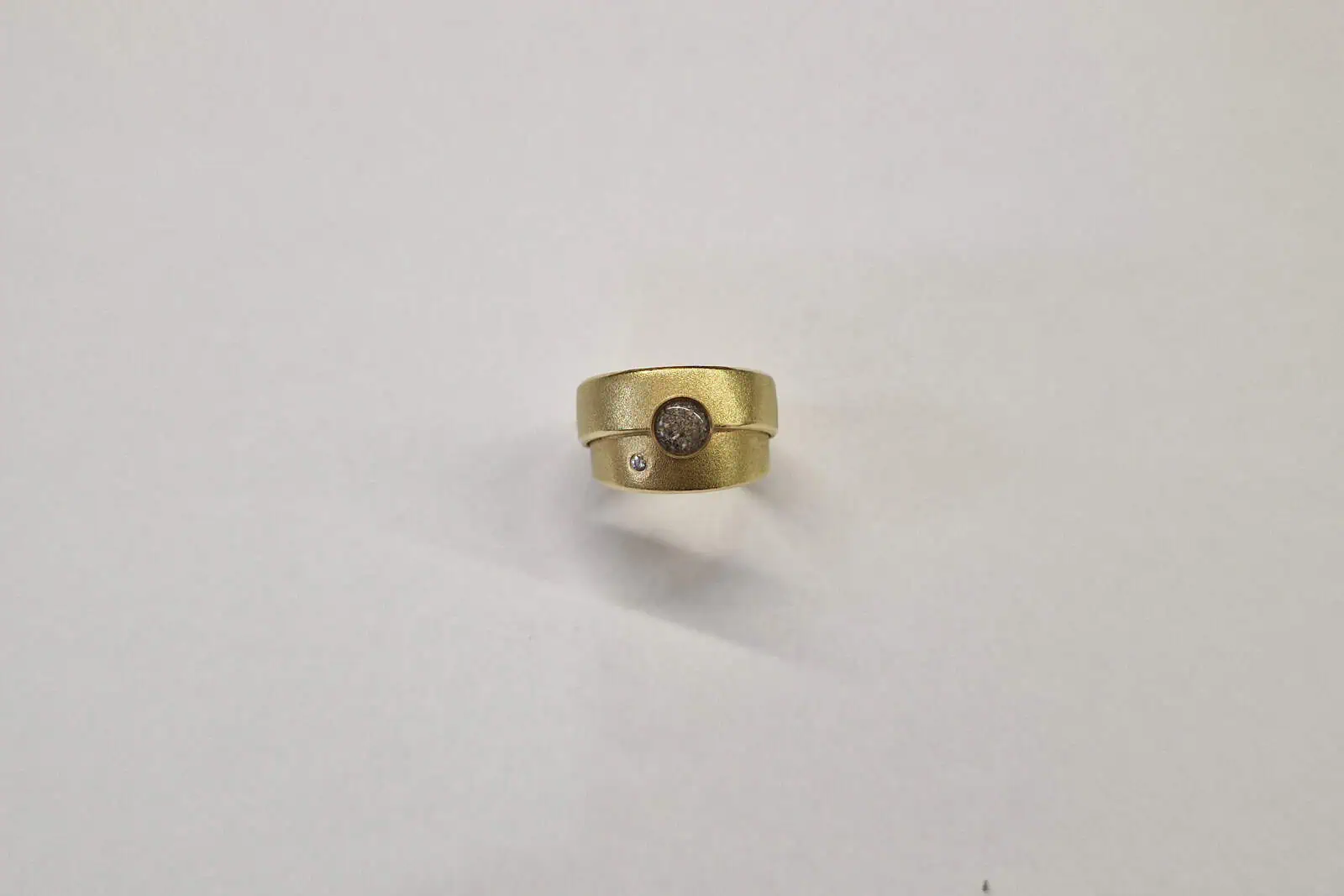 Handgesmede geelgouden ring met as en diamant