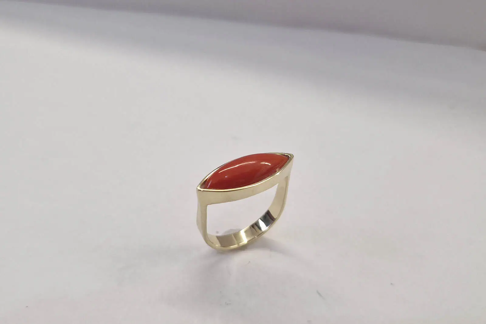 Handgesmede geelgouden ring met bloedkoraal