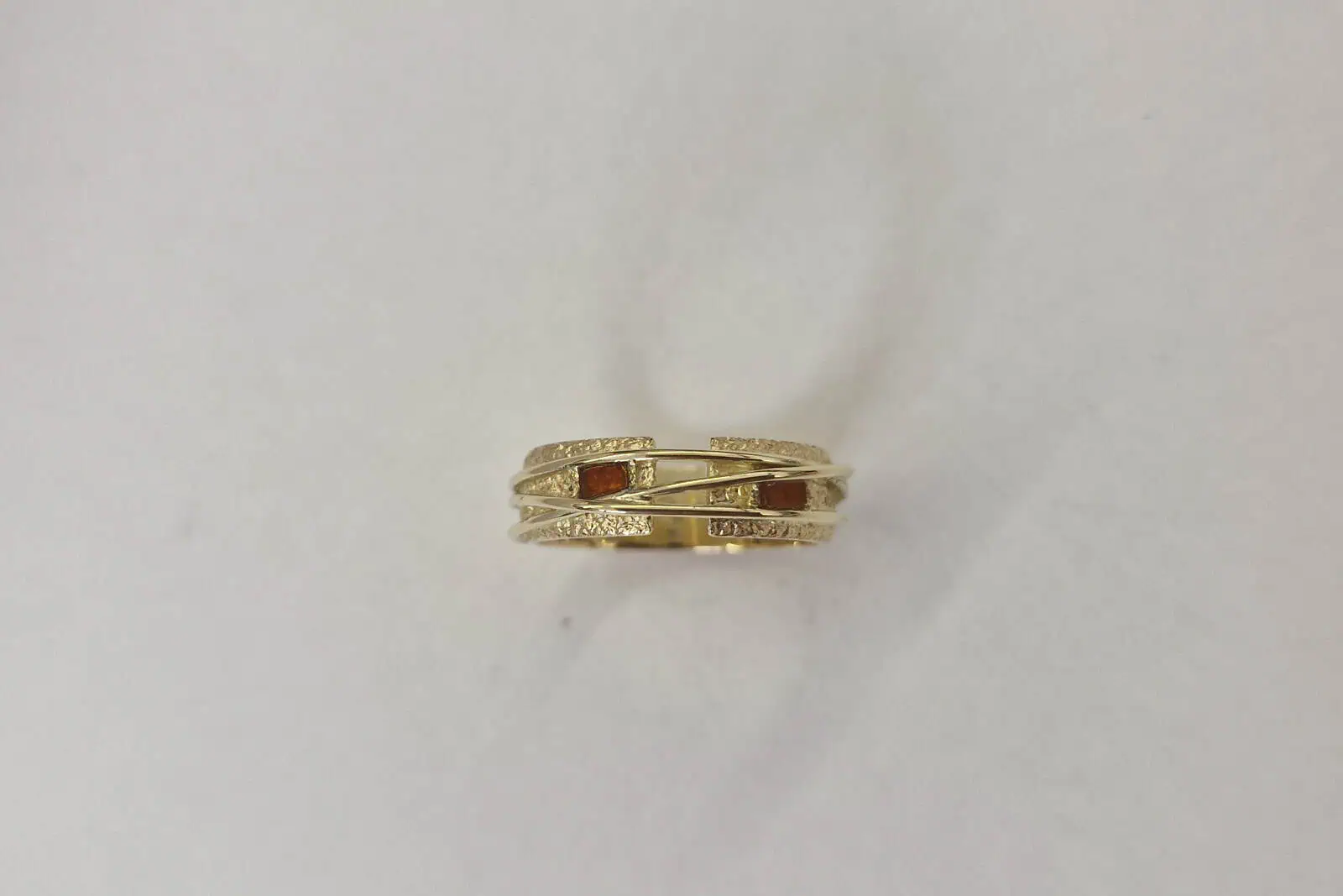 Handgesmede geelgouden ring met carneool