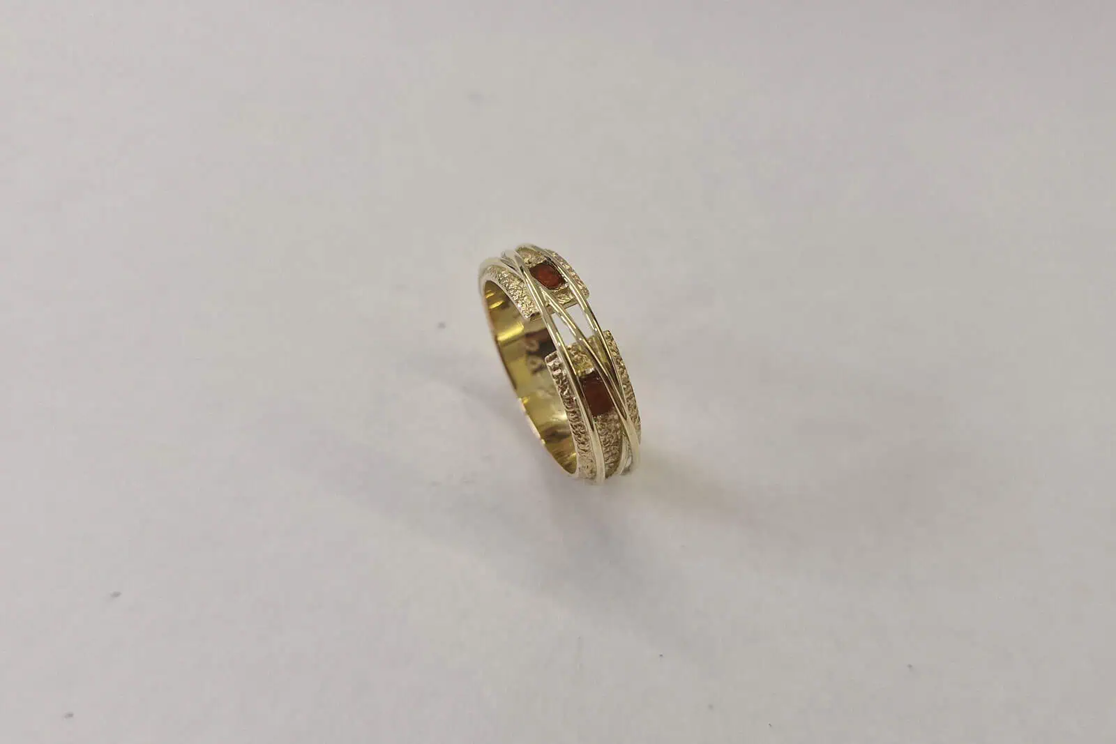 Handgesmede geelgouden ring met carneool