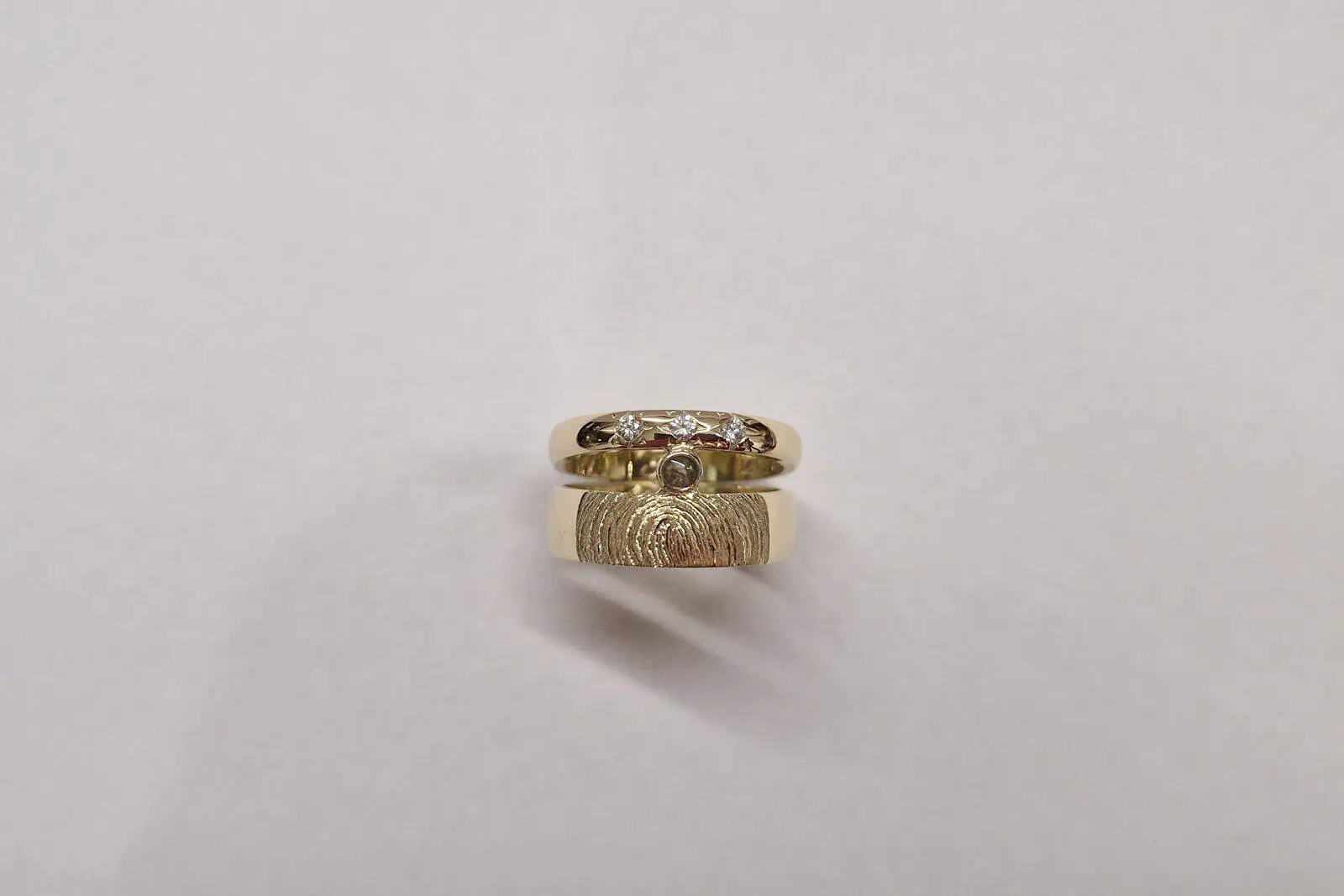 Handgesmede geelgouden ring met diamant, as en vingerafdruk
