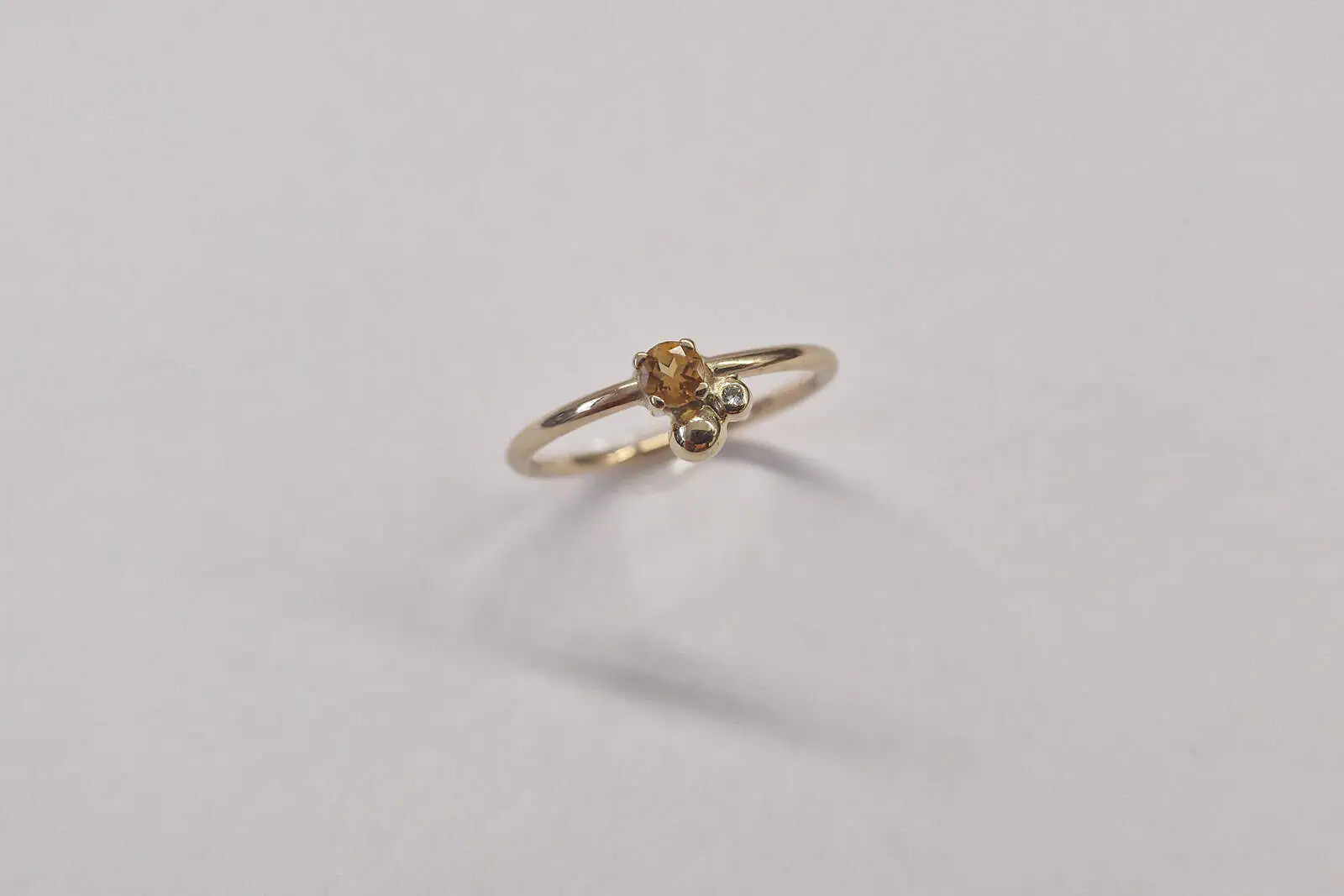 Handgesmede geelgouden ring met diamant en citrien