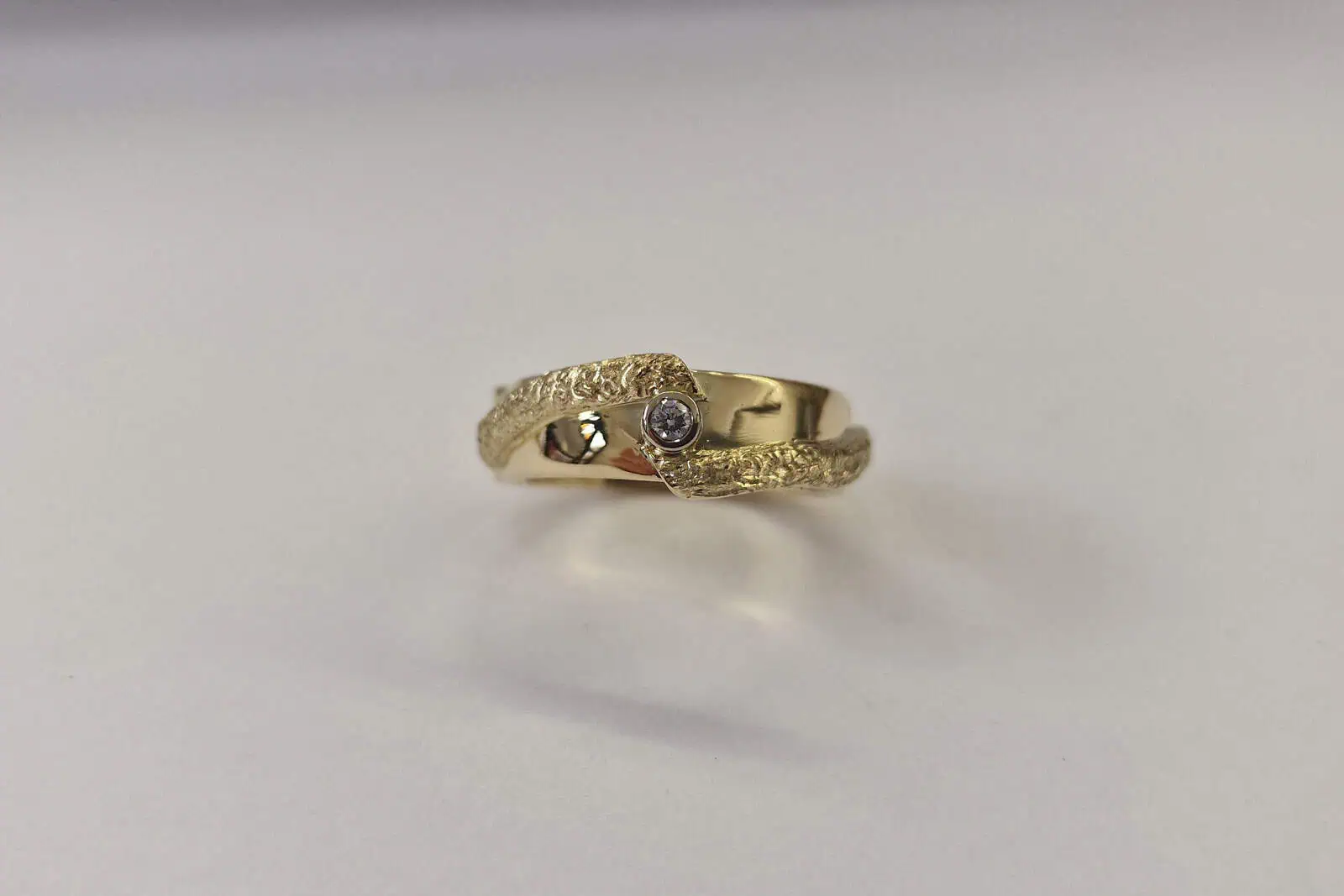 Handgesmede geelgouden ring met diamant