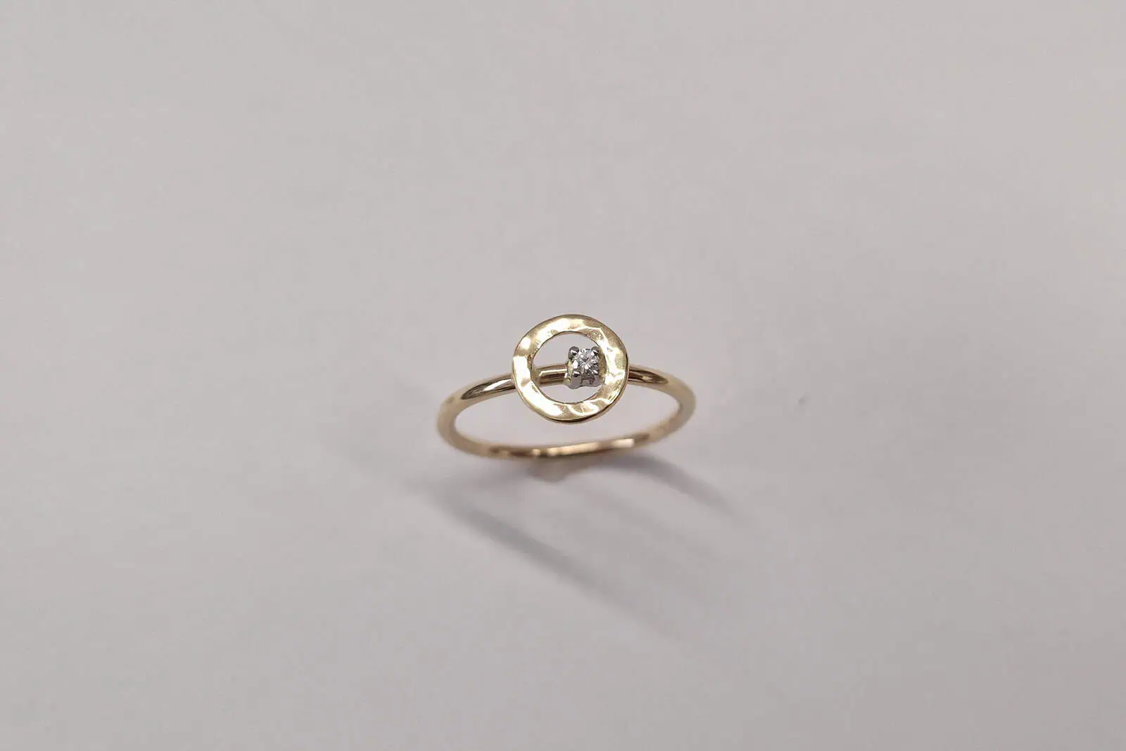 Handgesmede geelgouden ring met diamant