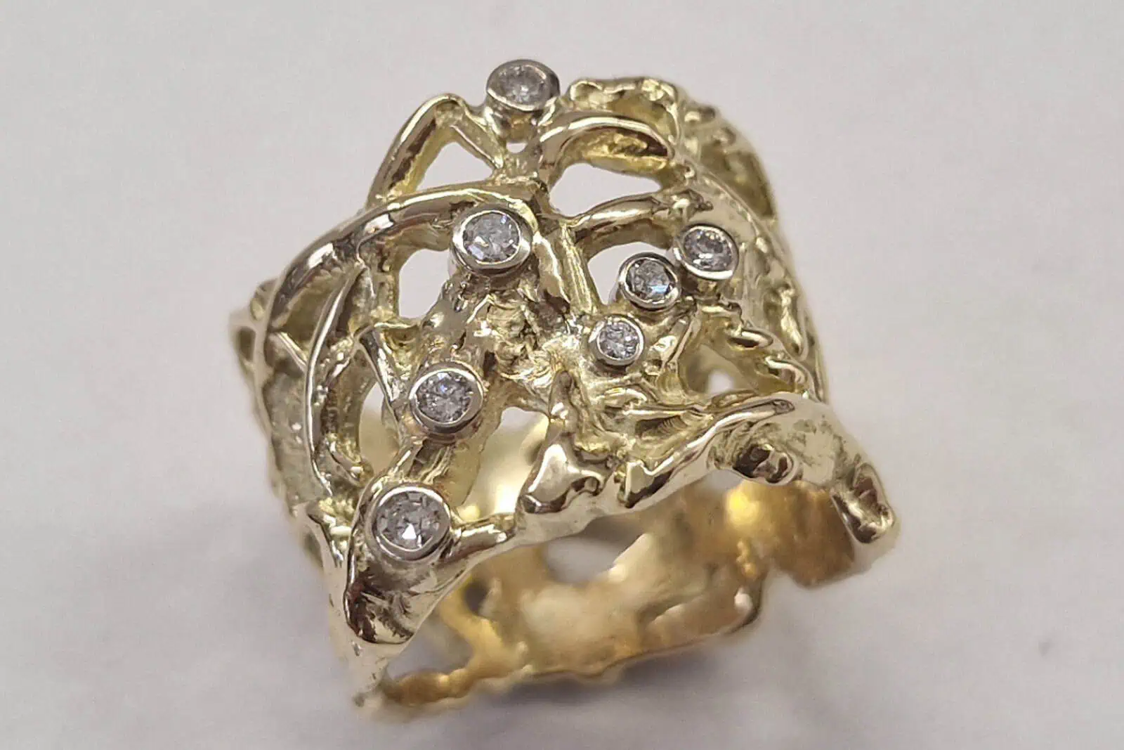 Handgesmede geelgouden ring met diamant