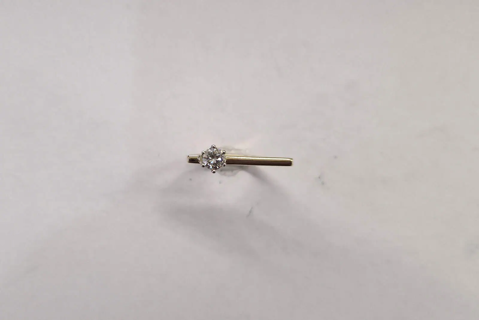 Handgesmede geelgouden ring met diamant