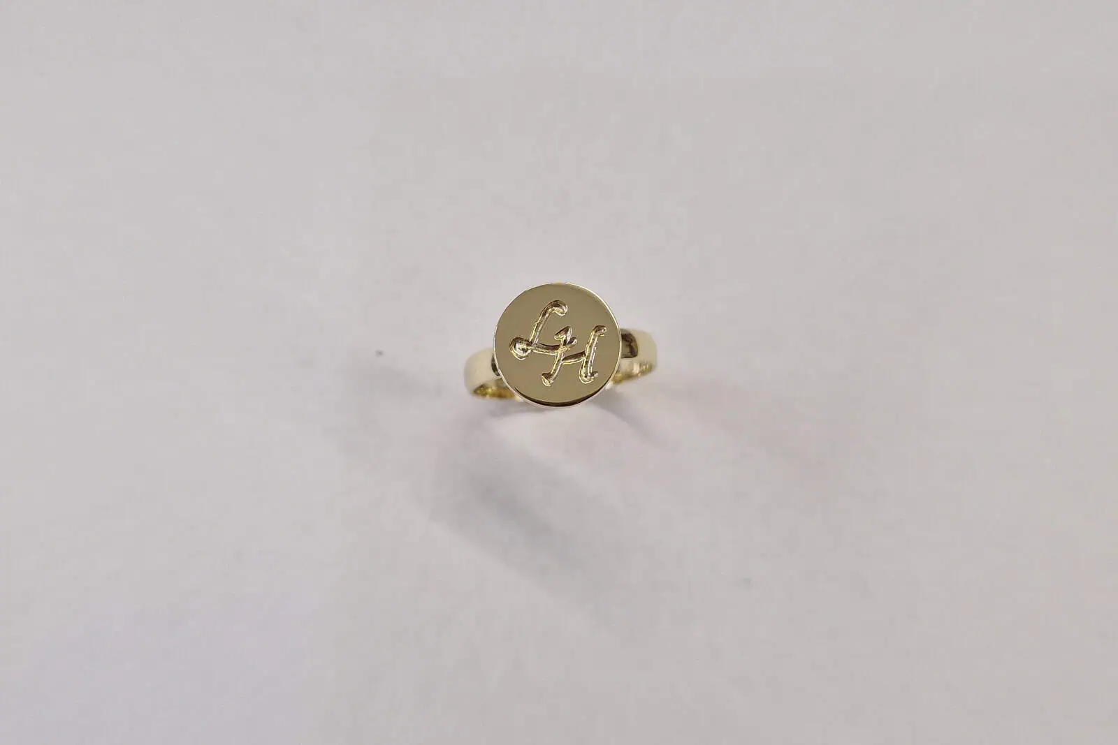 Handgesmede geelgouden ring met gravure initialen