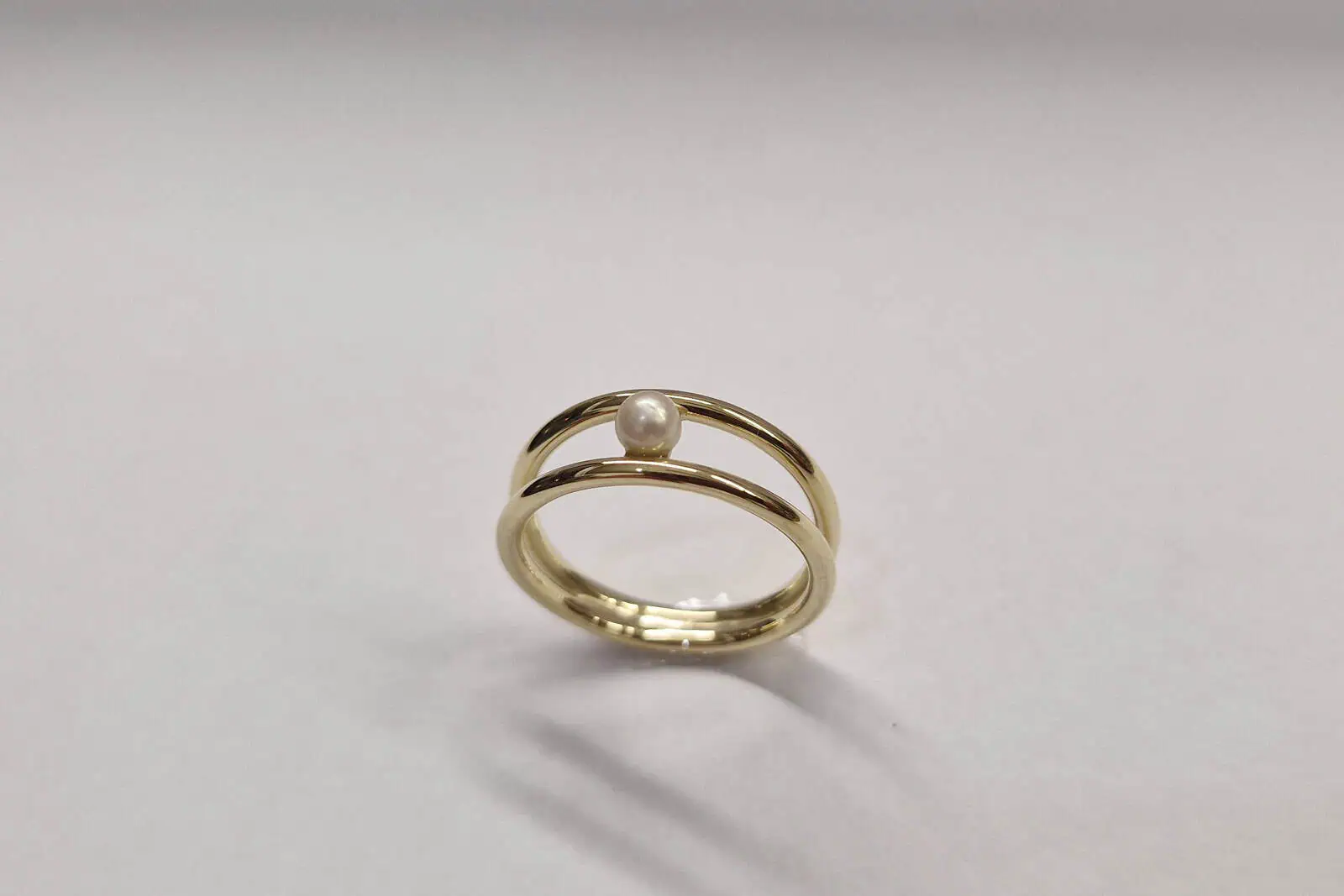 Handgesmede geelgouden ring met parel