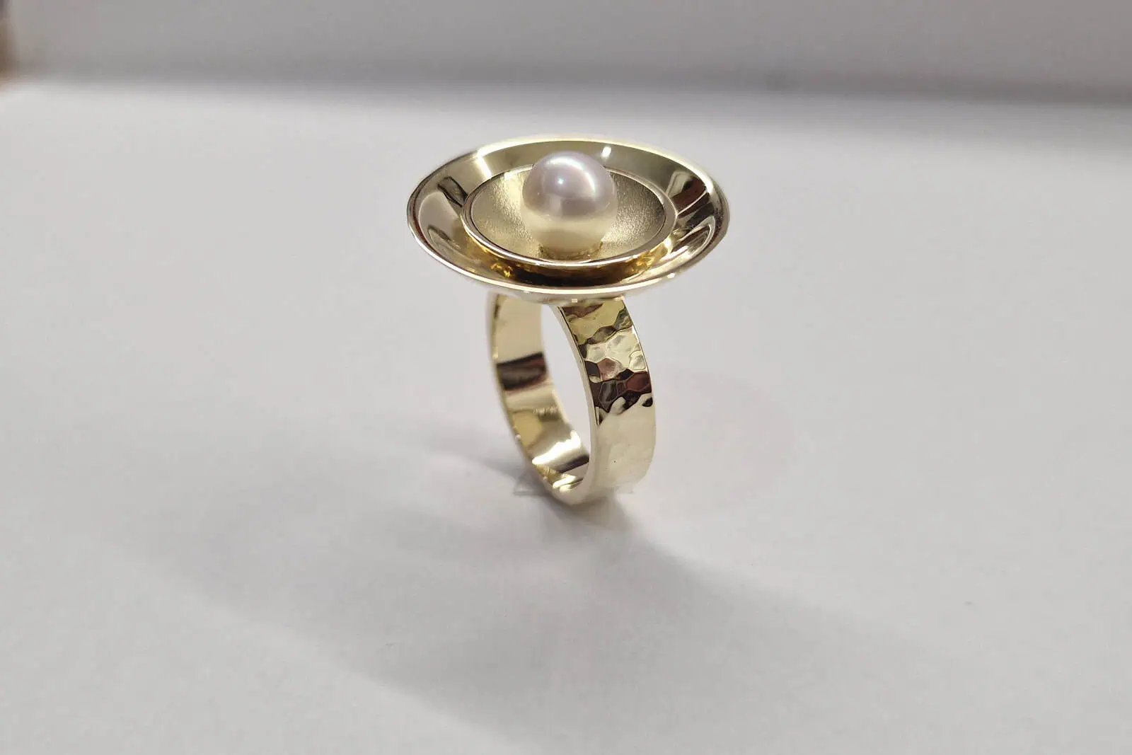 Handgesmede geelgouden ring met parel