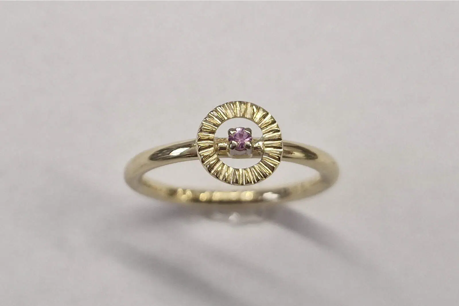 Handgesmede geelgouden ring met roze saffier als geboorte steen