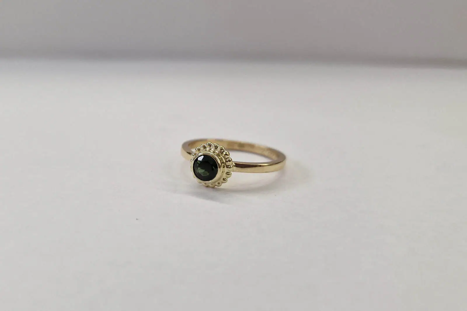 Handgesmede geelgouden ring met toermalijn