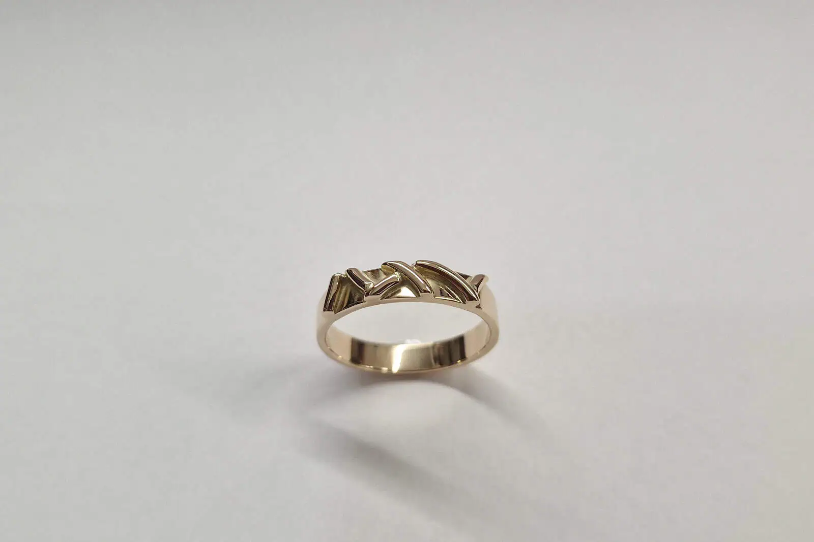 Handgesmede geelgouden ring