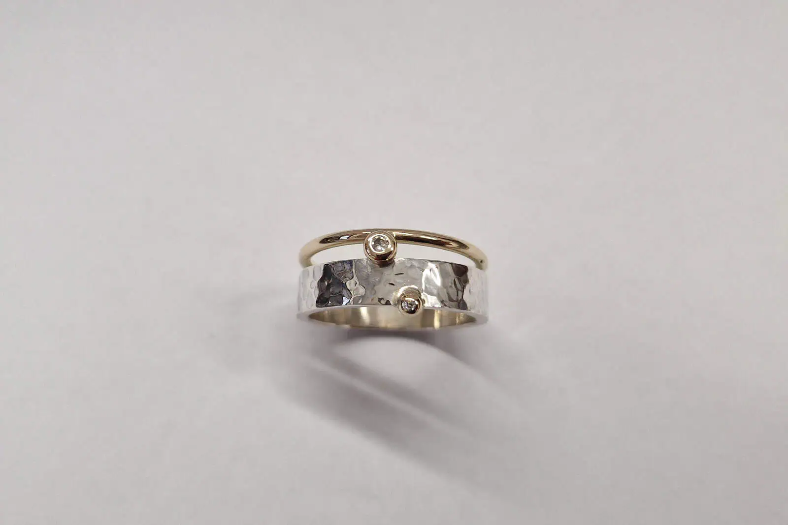 Handgesmede geelgouden met zilveren ring met diamant