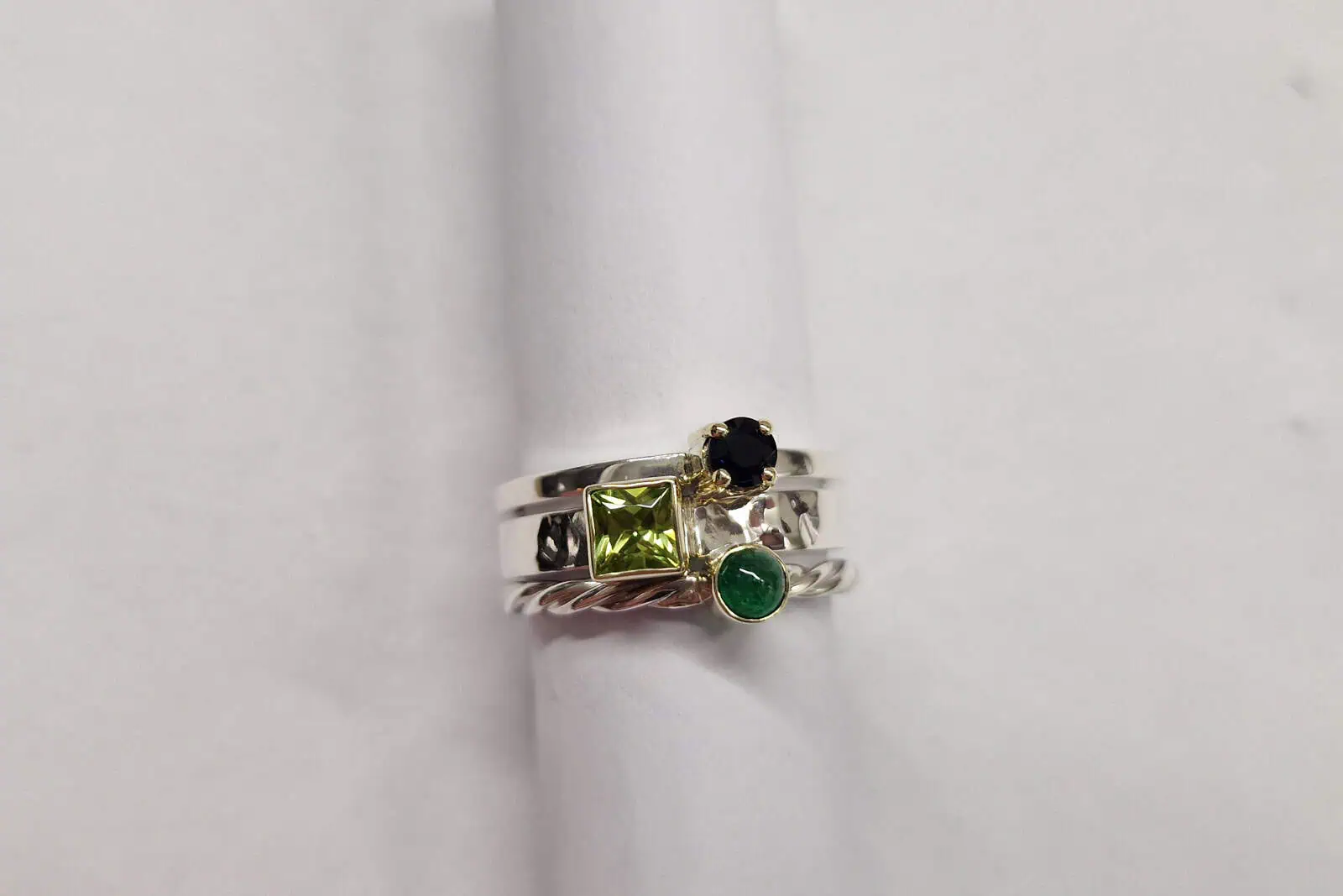 Handgesmede geelgouden met zilveren ring met peridoot, saffier en smaragd