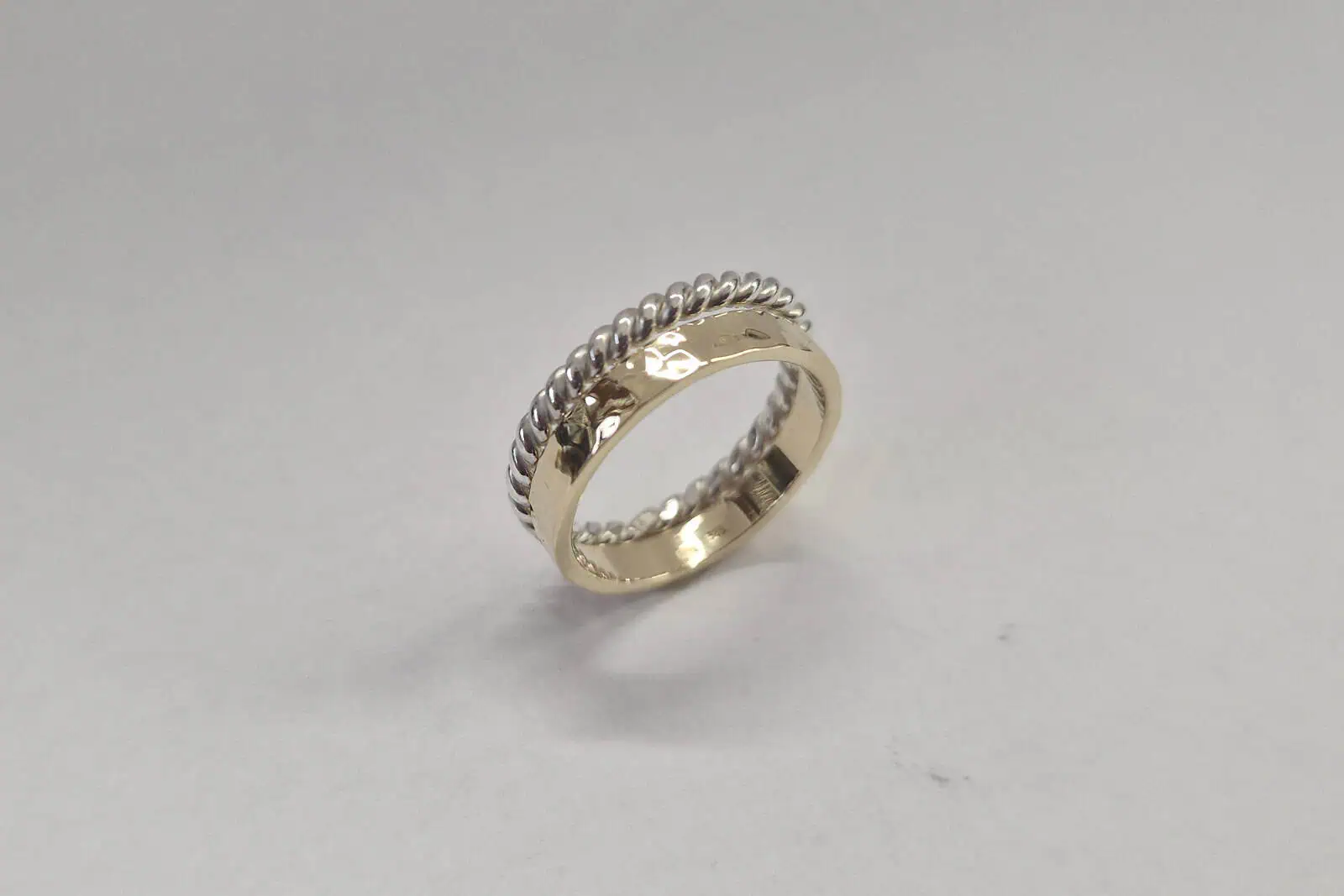 Handgesmede geelgouden ring met zilveren ring