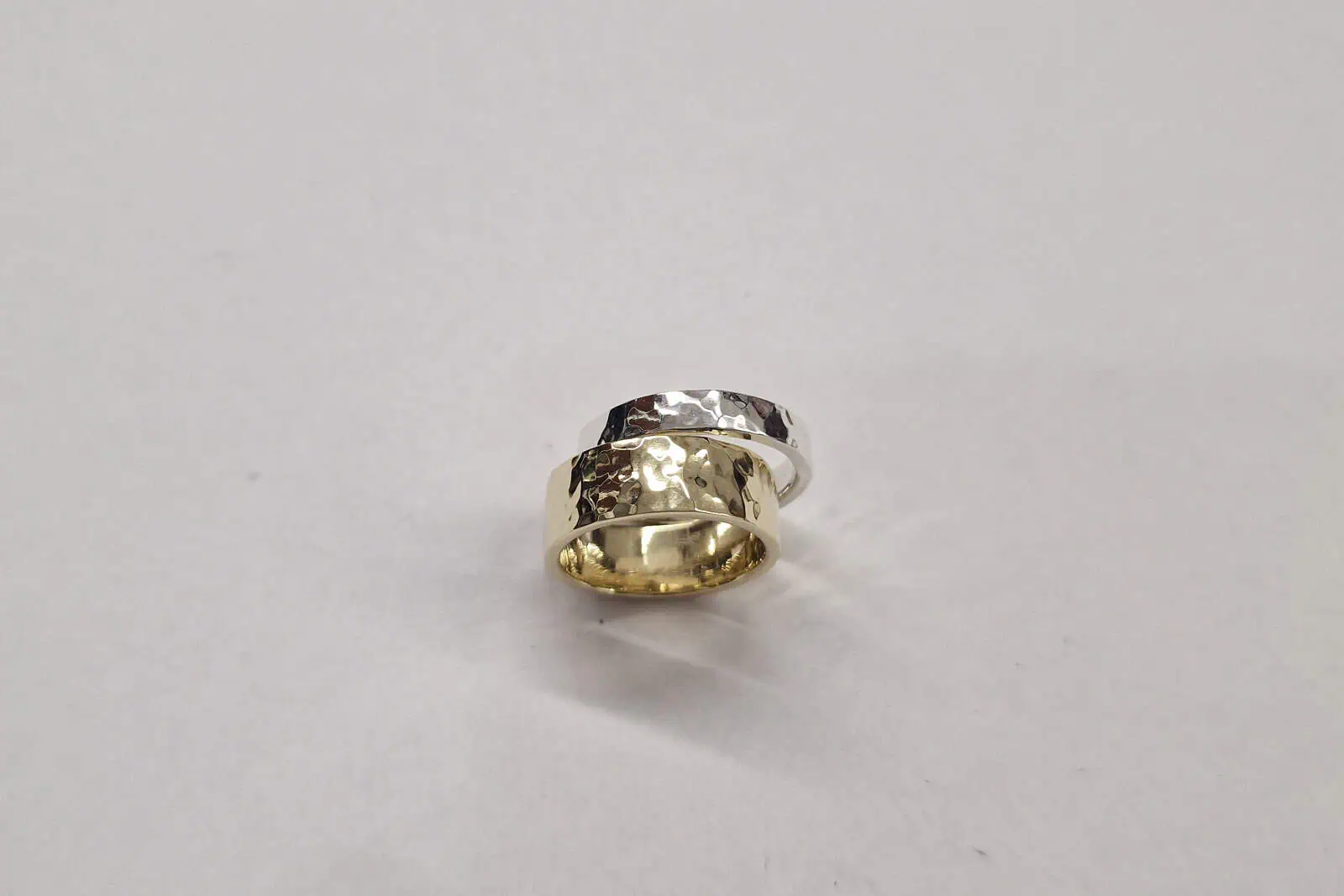 Handgesmede geelgouden ring en zilveren ring