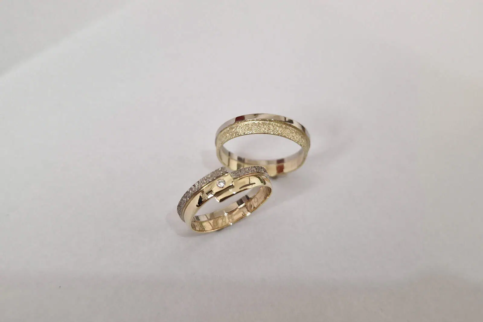 Handgesmede geel witgouden ringen diamant