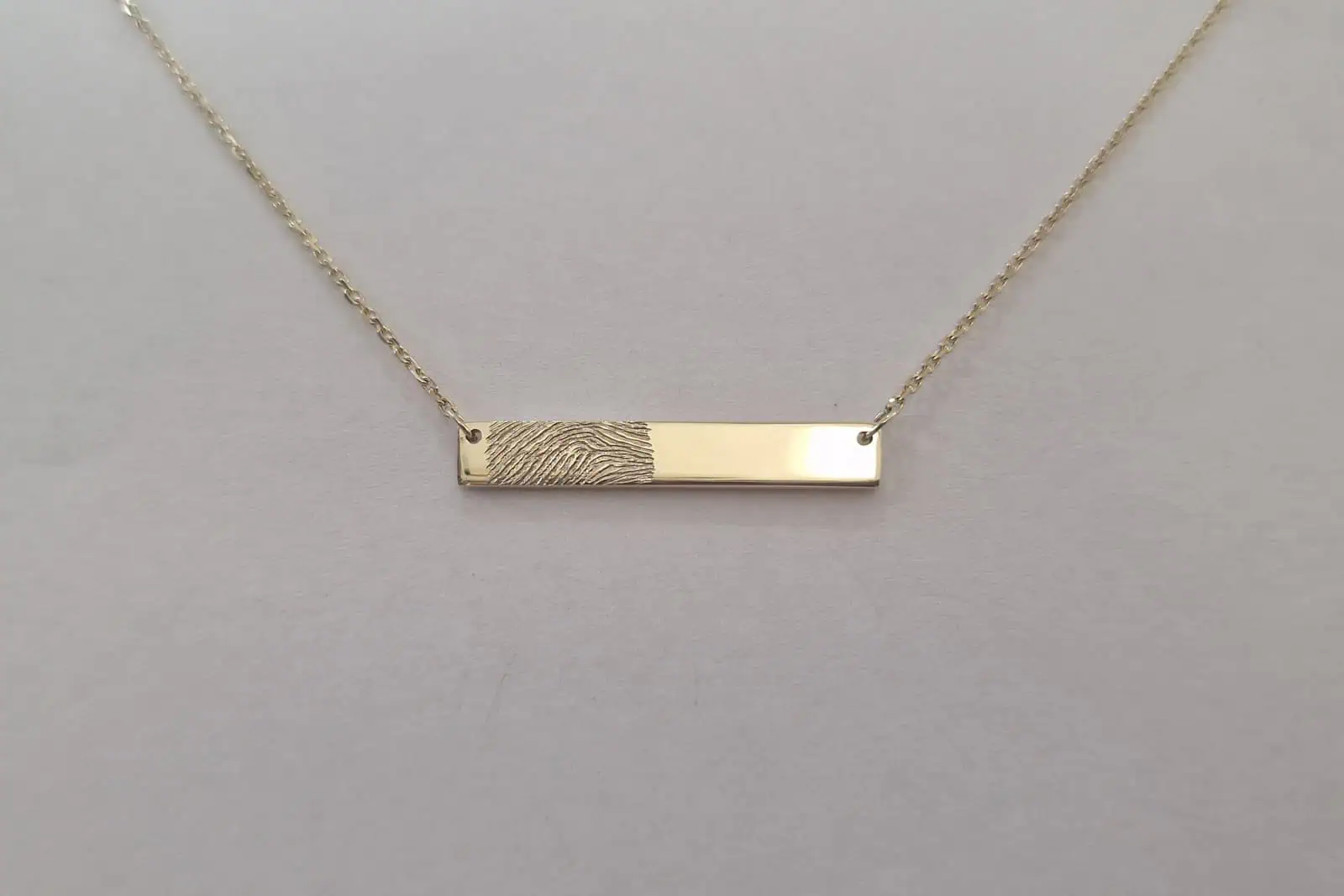 Handgesmede gouden collier met vingerafdruk