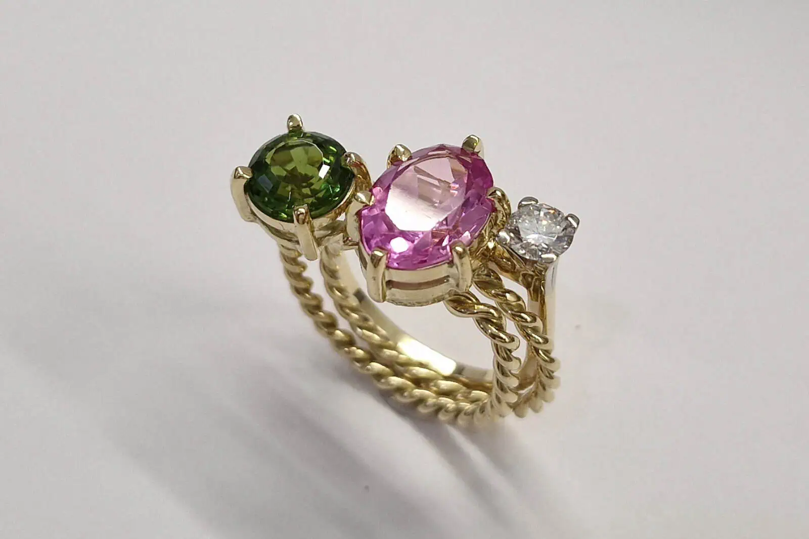 Handgesmede gouden ring met diamant, toermalijn en chrysoberyl