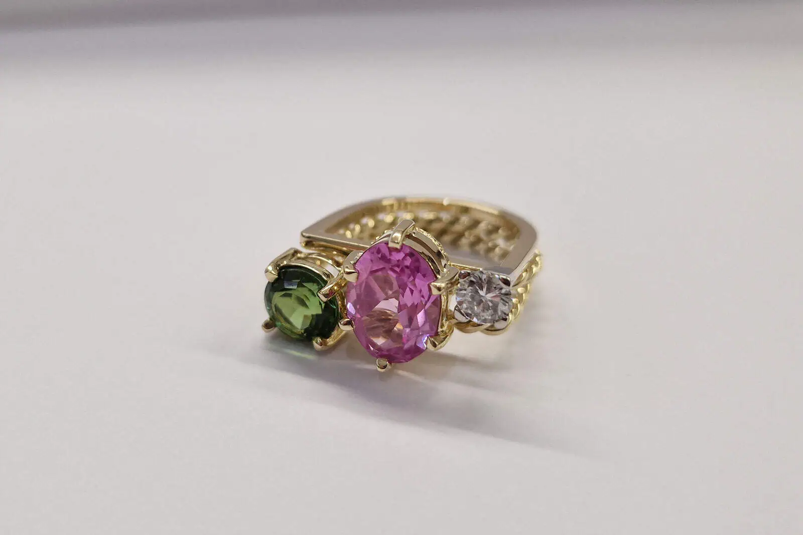 Handgesmede gouden ring met diamant, toermalijn en chrysoberyl