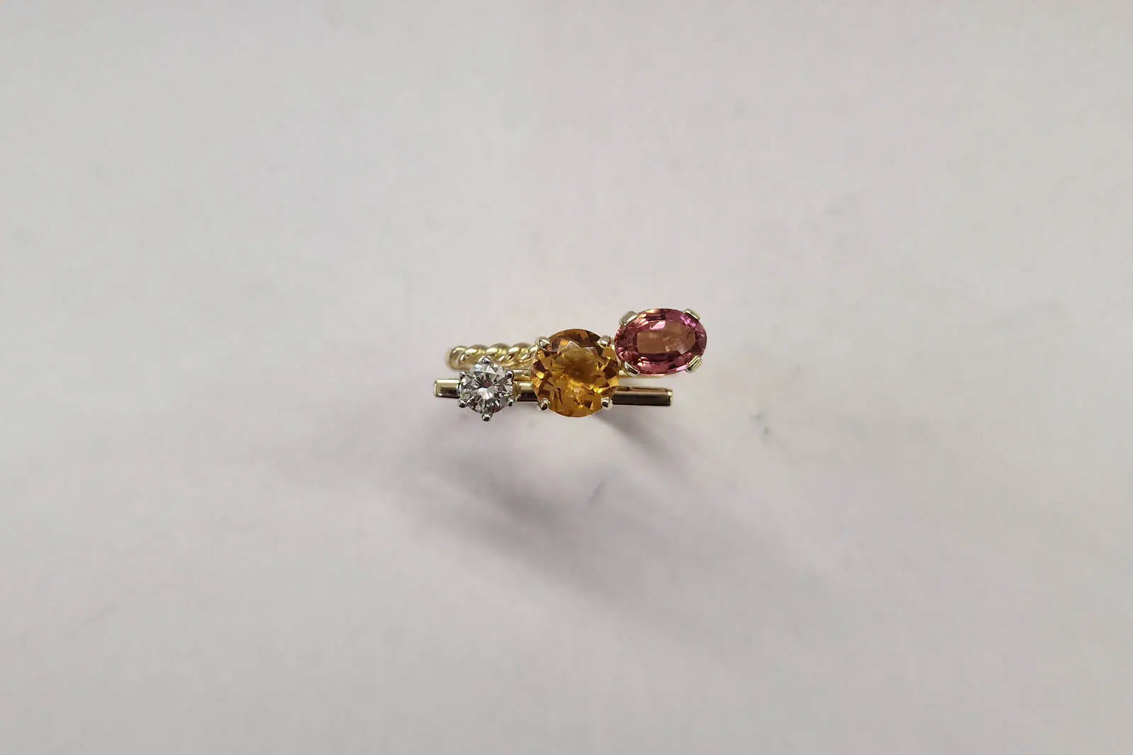 Handgesmede gouden ring met diamant, toermalijn en citrien